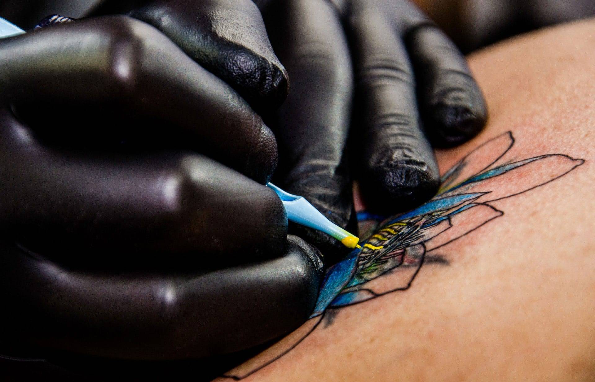 tattoo artist 556036 1920 2